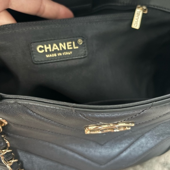 CHANEL Statement Tote Chevron Pattern Black with Gold hardware - Picture 6 of 9